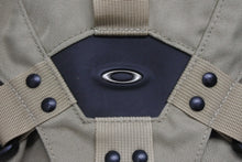 Load image into Gallery viewer, OAKLEY オークリー Icon Backpack 2.0 アイコン バックパック 2.0 テック ナイロン メタルロゴ ベージュ ブラック 美品 中古 4b010000