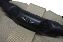 Load image into Gallery viewer, OAKLEY オークリー Icon Backpack 2.0 アイコン バックパック 2.0 テック ナイロン メタルロゴ ベージュ ブラック 美品 中古 4b010000