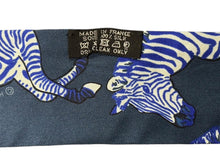画像をギャラリービューアに読み込む, HERMES エルメス ツイリー レ ゼブル LES ZEBRES ゼブラ柄 リボン バンダナ フランス製 シルク パープル ブルー 美品 中古 4b010022