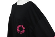 画像をギャラリービューアに読み込む, 新品未使用 CHROME HEARTS クロムハーツ 長袖Tシャツ サイズXL ホースシュー フローラルクロス プリント ブラック ピンク 中古 4b010033