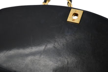 Load image into Gallery viewer, 極美品 CHANEL シャネル ダイアナ 22マトラッセ チェーンショルダーバッグ ラムスキン 2番台 ブラック ゴールド金具 中古 4b010049