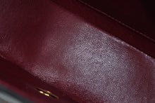 Load image into Gallery viewer, 極美品 CHANEL シャネル ダイアナ 22マトラッセ チェーンショルダーバッグ ラムスキン 2番台 ブラック ゴールド金具 中古 4b010049
