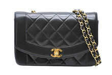 Load image into Gallery viewer, 極美品 CHANEL シャネル ダイアナ 22マトラッセ チェーンショルダーバッグ ラムスキン 2番台 ブラック ゴールド金具 中古 4b010049