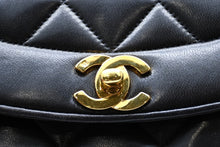 Load image into Gallery viewer, 極美品 CHANEL シャネル ダイアナ 22マトラッセ チェーンショルダーバッグ ラムスキン 2番台 ブラック ゴールド金具 中古 4b010049