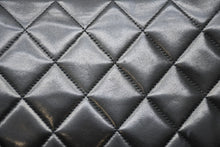 Load image into Gallery viewer, 極美品 CHANEL シャネル ダイアナ 22マトラッセ チェーンショルダーバッグ ラムスキン 2番台 ブラック ゴールド金具 中古 4b010049