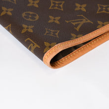 Load image into Gallery viewer, LOUIS VUITTON ルイヴィトン ウスポルト アビ ガーメントカバー M23434 ブラウン レザー モノグラムキャンバス ゴールド金具 良品 4b010088