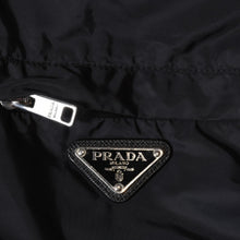 Load image into Gallery viewer, 極美品 PRADA プラダ ジャケット SGB811 S212 1WQ9 サイズ56 トライアイングルロゴ ブラック 2021 ナイロン 中古 4b013479