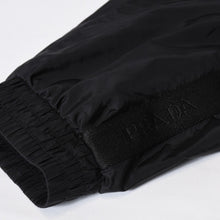 Load image into Gallery viewer, 極美品 PRADA プラダ ジャケット SGB811 S212 1WQ9 サイズ56 トライアイングルロゴ ブラック 2021 ナイロン 中古 4b013479
