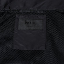 Load image into Gallery viewer, 極美品 PRADA プラダ ジャケット SGB811 S212 1WQ9 サイズ56 トライアイングルロゴ ブラック 2021 ナイロン 中古 4b013479