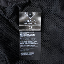 Load image into Gallery viewer, 極美品 PRADA プラダ ジャケット SGB811 S212 1WQ9 サイズ56 トライアイングルロゴ ブラック 2021 ナイロン 中古 4b013479