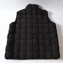 Load image into Gallery viewer, 新品同様品 BOTTEGAVENETA ボッテガヴェネタ イントレチャート パデットベスト 644982 ブラック ナイロン サイズM-L 中古 4b013475