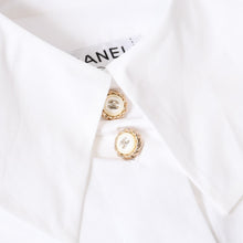 Load image into Gallery viewer, CHANEL シャネル 長袖シャツ ブラウス P62021V11472 サイズ50 ココマーク コットン ホワイト ゴールド 美品 中古 4b012778
