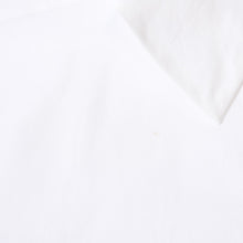 Load image into Gallery viewer, CHANEL シャネル 長袖シャツ ブラウス P62021V11472 サイズ50 ココマーク コットン ホワイト ゴールド 美品 中古 4b012778