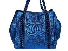 Load image into Gallery viewer, CHANEL シャネル ラグジュアリーライン デカココ メタリック トートバッグ 12番台 ブルー カーフスキン ブルー金具 美品 中古 4b010116