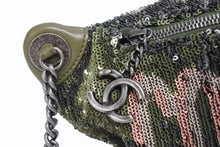 Load image into Gallery viewer, CHANEL シャネル ココキューバ スパンコール ボディバッグ 23番台 2016 スパンコール ラムスキン カーキ シルバー 美品 中古 4b010204
