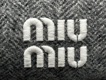 画像をギャラリービューアに読み込む, 新品同様 MIUMIU ミュウミュウ シェブロン ベレー帽 ハンティングキャップ ロゴ 5HC075 ウール グレー ホワイト サイズS 中古 4b010223