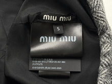 画像をギャラリービューアに読み込む, 新品同様 MIUMIU ミュウミュウ シェブロン ベレー帽 ハンティングキャップ ロゴ 5HC075 ウール グレー ホワイト サイズS 中古 4b010223