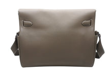 画像をギャラリービューアに読み込む, 新品同様 HERMES エルメス ショルダーバッグ ケリーメッセンジャーGM バッグ トゴ エトゥープ シルバー金具 W刻印 中古 4b010229