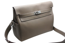 画像をギャラリービューアに読み込む, 新品同様 HERMES エルメス ショルダーバッグ ケリーメッセンジャーGM バッグ トゴ エトゥープ シルバー金具 W刻印 中古 4b010229