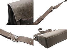 画像をギャラリービューアに読み込む, 新品同様 HERMES エルメス ショルダーバッグ ケリーメッセンジャーGM バッグ トゴ エトゥープ シルバー金具 W刻印 中古 4b010229