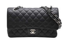 Load image into Gallery viewer, 極美品 CHANEL シャネル マトラッセ25 Wフラップ Wチェーンショルダーバッグ AO1112 13番台 キャビアスキン シルバー金具 中古 4b010269