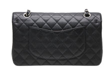 Load image into Gallery viewer, 極美品 CHANEL シャネル マトラッセ25 Wフラップ Wチェーンショルダーバッグ AO1112 13番台 キャビアスキン シルバー金具 中古 4b010269