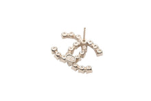 Load image into Gallery viewer, 極美品 CHANEL シャネル ココマーク ピアス 重量約3.9g A19A刻印 ラインストーン メタル GP ゴールド マルチカラー 両耳用 中古 4b010284