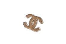 Load image into Gallery viewer, 極美品 CHANEL シャネル ココマーク ピアス 重量約3.9g A12C刻印 エナメル メタル GP ゴールド ベージュ 両耳用 中古 4b010286