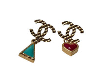 Load image into Gallery viewer, 極美品 CHANEL シャネル ココマーク ドロップピアス 重量約6.4g A18V刻印 エナメル メタル GP ゴールド 両耳用 中古 4b010289