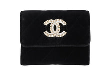 Load image into Gallery viewer, 極美品 CHANEL シャネル マトラッセ ココマーク コインケース ベロア レザー ラインストーン ブラック ゴールド金具 中古 4b010307