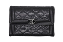 Load image into Gallery viewer, 極美品 CHANEL シャネル ボーイシャネル 二つ折り財布 コンパクトウォレット 19番台 ココマーク パテントレザー ブラック 中古 4b010308