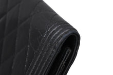 Load image into Gallery viewer, 極美品 CHANEL シャネル ボーイシャネル 二つ折り財布 コンパクトウォレット 19番台 ココマーク パテントレザー ブラック 中古 4b010308