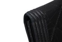 Load image into Gallery viewer, 極美品 CHANEL シャネル ボーイシャネル 二つ折り財布 コンパクトウォレット 19番台 ココマーク パテントレザー ブラック 中古 4b010308