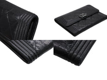 Load image into Gallery viewer, 極美品 CHANEL シャネル ボーイシャネル 二つ折り財布 コンパクトウォレット 19番台 ココマーク パテントレザー ブラック 中古 4b010308
