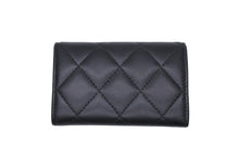 Load image into Gallery viewer, 極美品 CHANEL シャネル ココマーク カードケース 0番台 イタリア製 ラムスキン ブラック ホワイト ゴールド金具 中古 4b010309