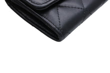 Load image into Gallery viewer, 極美品 CHANEL シャネル ココマーク カードケース 0番台 イタリア製 ラムスキン ブラック ホワイト ゴールド金具 中古 4b010309