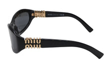 画像をギャラリービューアに読み込む, 新品未使用 MIUMIU ミュウミュウ ロゴ サングラス ブラック プラスチック スクエア型 61☐18 SMU 14Z F ゴールド金具 中古 4b010462