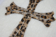 画像をギャラリービューアに読み込む, 新品同様 CHROME HEARTS クロムハーツ ニット セーター ラージクロス ハラコ クロスパッチ レオパード アイボリー 中古 4b010628