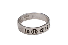 Load image into Gallery viewer, MAISON MARGIELA メゾンマルジェラ ⑪ カレンダー ロゴ リング 指輪 イタリア製 3.7g シルバー925 サイズ14号 美品 中古 4b010658