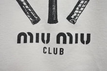 Load image into Gallery viewer, 極美品 MIUMIU Club ミュウミュウクラブ テニスラケットTシャツ 半袖Tシャツ ホワイト レッド ブラック サイズS 中古 4b010688