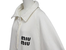 Load image into Gallery viewer, MIUMIU ミュウミュウ 23SS コットンフリース スウェットシャツ MJL914 サイズS ロゴパッチ ホワイト ブラック 美品 中古 4b010691