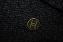 Load image into Gallery viewer, 極美品 CHANEL シャネル ツイードピーコート ジャケット P18440V10526 ウール ナイロン ブラック アンティークゴールド金具 サイズ38 中古 4b010692