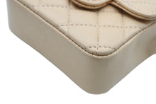 Load image into Gallery viewer, 極美品 CHANEL シャネル ミニミニマトラッセ キーホルダー キーチャーム 7番台 ラムスキン ココマーク ベージュ ゴールド金具 中古 4b010747