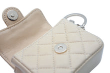 Load image into Gallery viewer, 極美品 CHANEL シャネル ミニミニマトラッセ キーホルダー キーチャーム 7番台 ラムスキン ココマーク ベージュ ゴールド金具 中古 4b010747