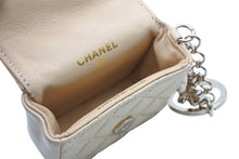 Load image into Gallery viewer, 極美品 CHANEL シャネル ミニミニマトラッセ キーホルダー キーチャーム 7番台 ラムスキン ココマーク ベージュ ゴールド金具 中古 4b010747