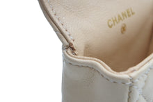 Load image into Gallery viewer, 極美品 CHANEL シャネル ミニミニマトラッセ キーホルダー キーチャーム 7番台 ラムスキン ココマーク ベージュ ゴールド金具 中古 4b010747