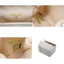 Load image into Gallery viewer, 極美品 CHANEL シャネル ミニミニマトラッセ キーホルダー キーチャーム 7番台 ラムスキン ココマーク ベージュ ゴールド金具 中古 4b010747