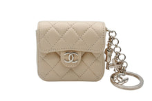 Load image into Gallery viewer, 極美品 CHANEL シャネル ミニミニマトラッセ キーホルダー キーチャーム 7番台 ラムスキン ココマーク ベージュ ゴールド金具 中古 4b010747