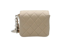 Load image into Gallery viewer, 極美品 CHANEL シャネル ミニミニマトラッセ キーホルダー キーチャーム 7番台 ラムスキン ココマーク ベージュ ゴールド金具 中古 4b010747