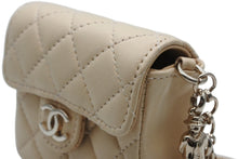 Load image into Gallery viewer, 極美品 CHANEL シャネル ミニミニマトラッセ キーホルダー キーチャーム 7番台 ラムスキン ココマーク ベージュ ゴールド金具 中古 4b010747